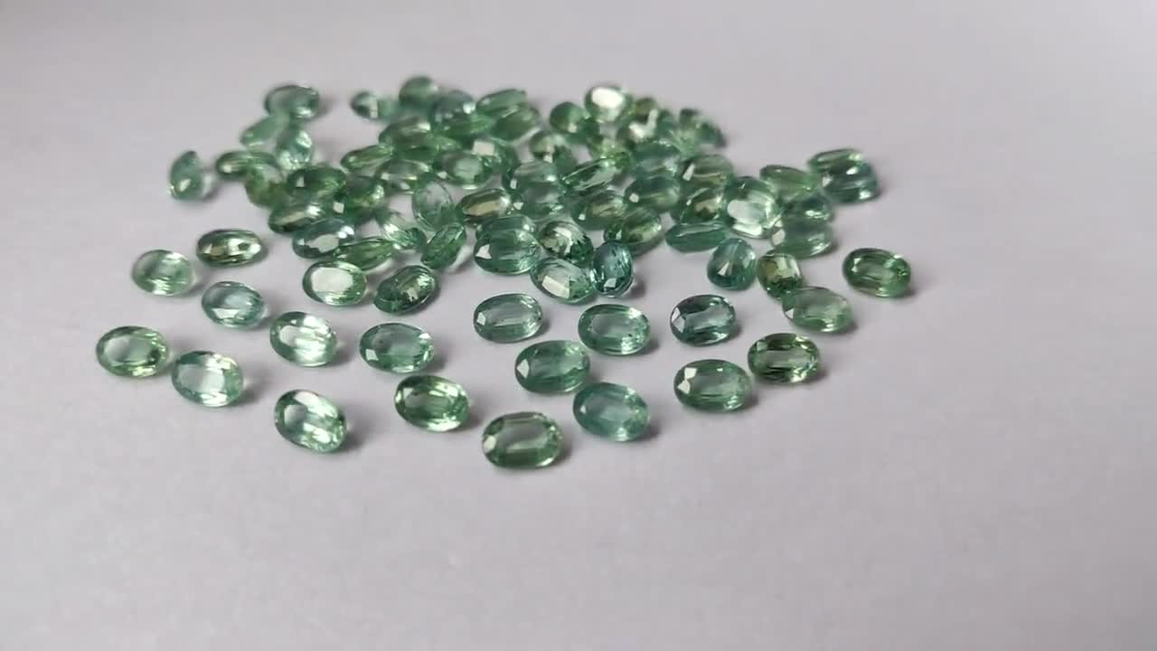天然の希少なミントグリーンカイヤナイト オーバル 4 x 6 mm