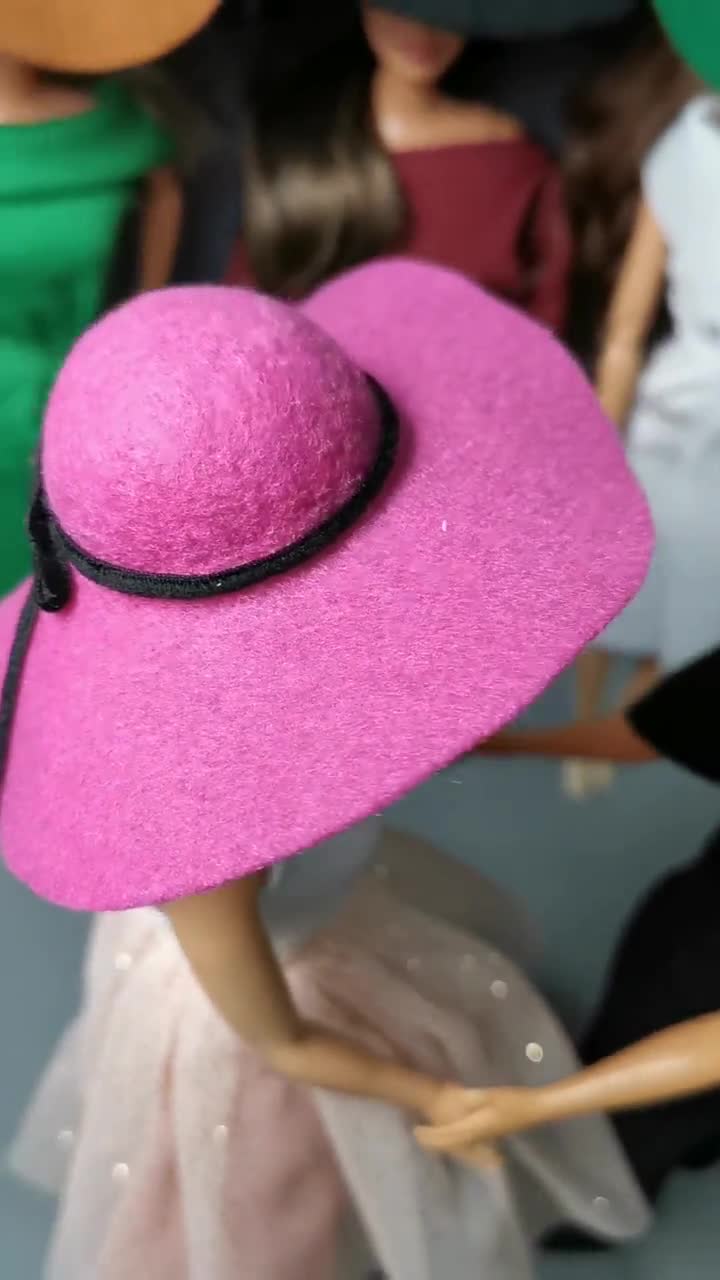 Chapeau pour poupée Barbie , Silkstone , Fashion Royalty , Poppy Parker et  autres poupées de tour de tête similaire . Le chapeau tie…