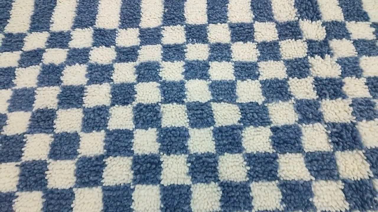 手織りモロッコベルベルラグ、青と白のチェック柄ウールカーペット