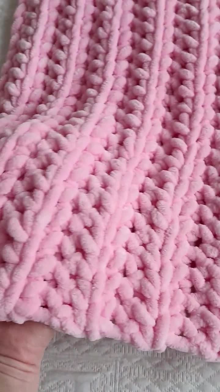 This is a super quick and easy chunky crochet blanket that any beginner can  com…