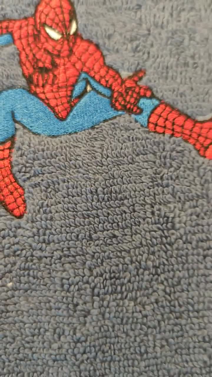 Asciugamani Spiderman e Maschera Spiderman Ricamati con Nome( 60cm x 100cm+60cm x 40cm Vari Colori) Supereroi Avengers Ironman video poster