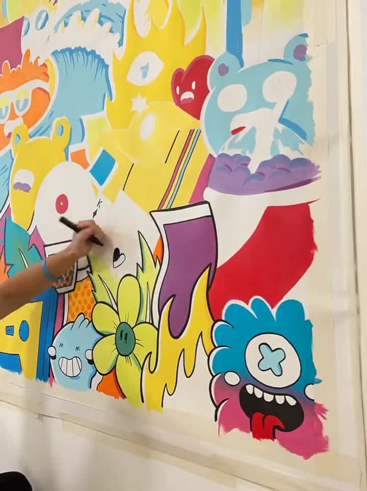 カラフルな大きなグラフィティスタイルのウォールアート、Kfir
