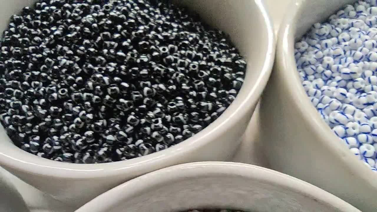Breynia desorii　殻 8/0 Opaque Stripes SEED BEADS PRECIOSA Traditional Czech