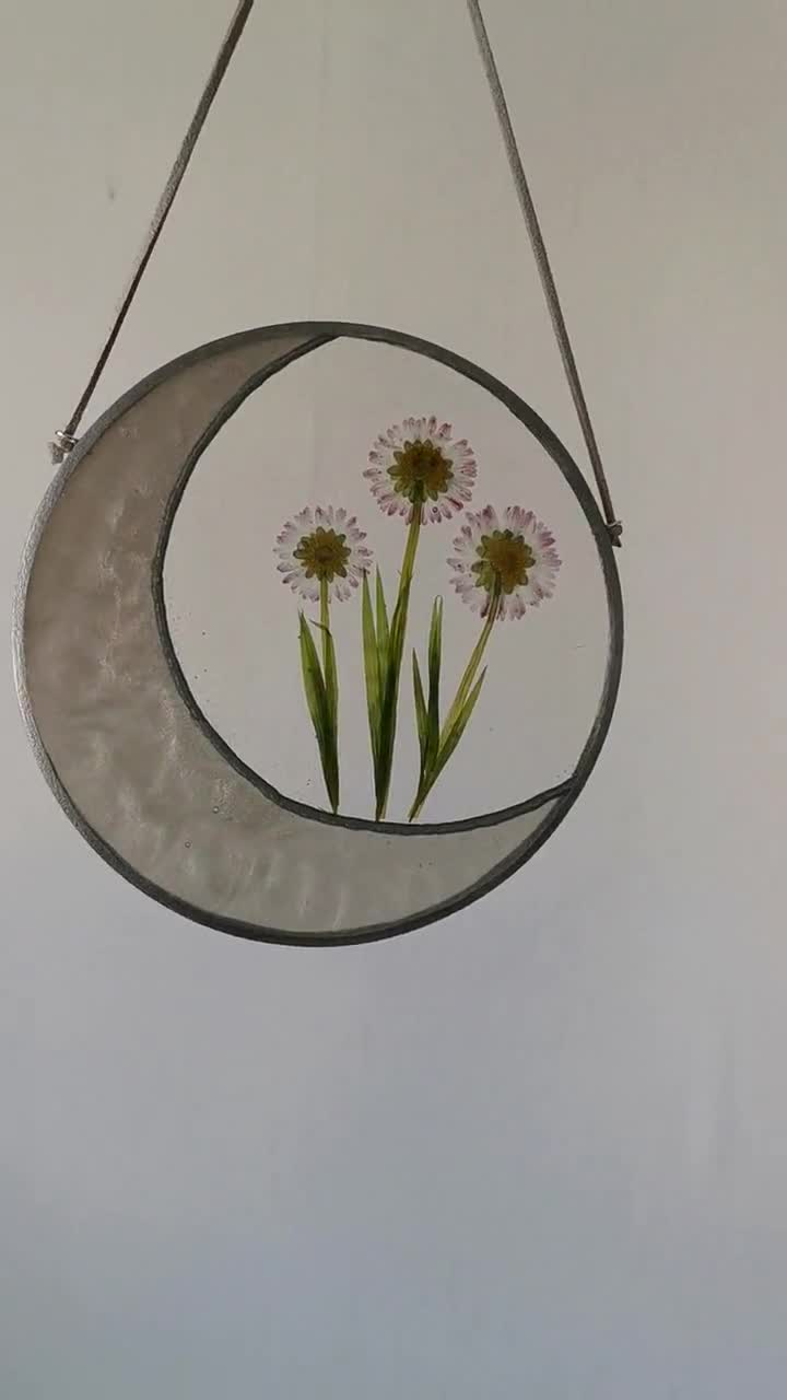 Dried flower art round frame with pressed flowers wall decor resin art –  MushroomsOnTheMoon