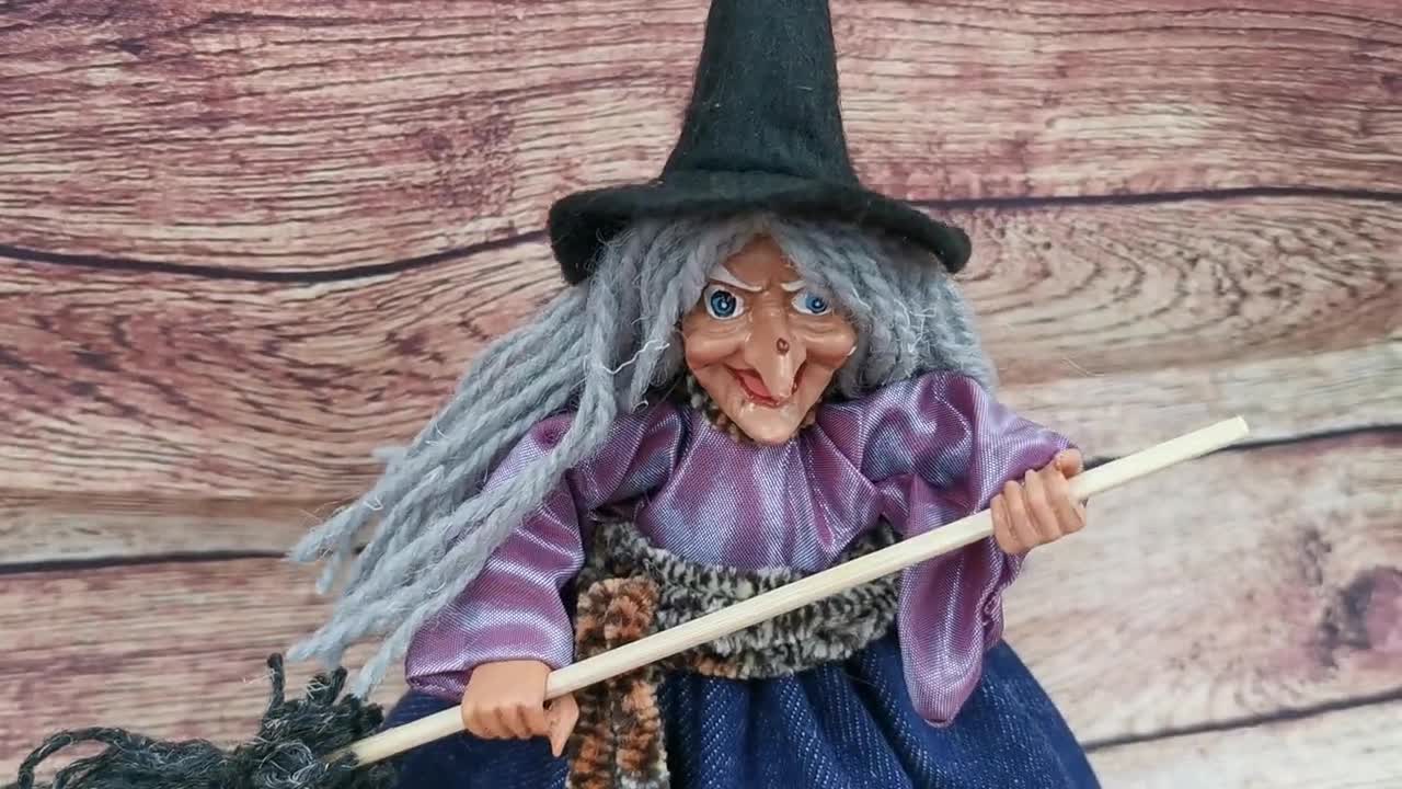 幸運を祈るキッチンウィッチドール、ほうきを持ったデニムの魔女