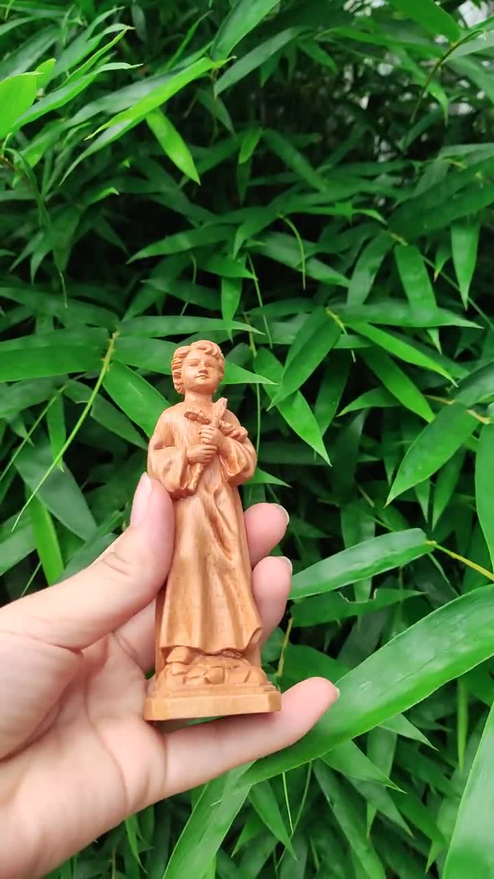 十字架を抱く木製の幼子イエス像 - Etsy 日本