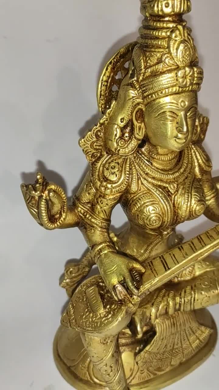 Estatua de Saraswati, Estatua pequeña de Idol Maa Saraswati. Saraswathi diosa hindú de las artes, la música y el conocimiento Decoración del altar Murti, decoración de escultura de latón video poster