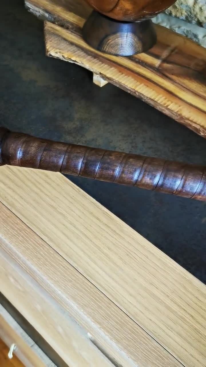 Ancienne Balle De Baseball En Bois – Coutures Gravées – Objet Décoratif