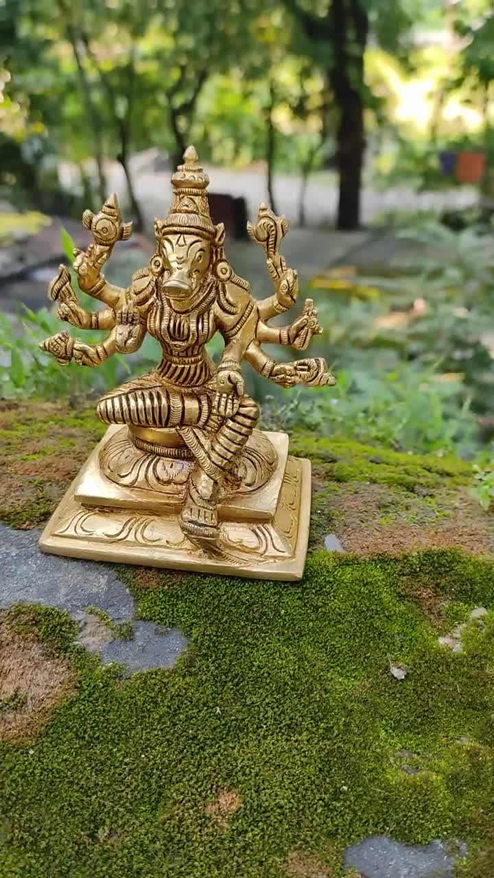 Idole Varahi Amman ou Varahi Lakshmi Pooja, idole Laxmi, Seigneur Vishnu  Varaha Avatar, La déesse Ashta Bhuja Varahi, Laiton à huit bras 12 CM -   France