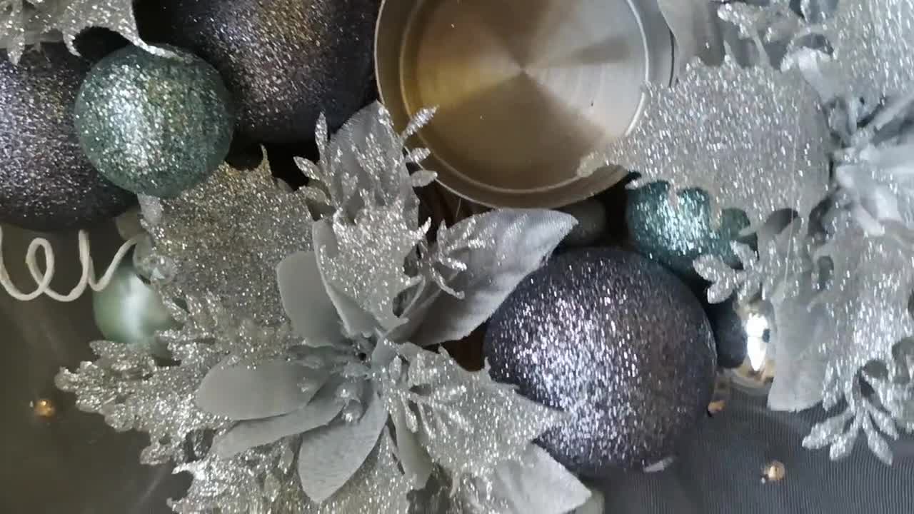 Centrotavola natalizio da tavola realizzato a mano nei toni dell'argento.  decorazioni domestiche fatte a mano, decorazioni natalizie -  Italia