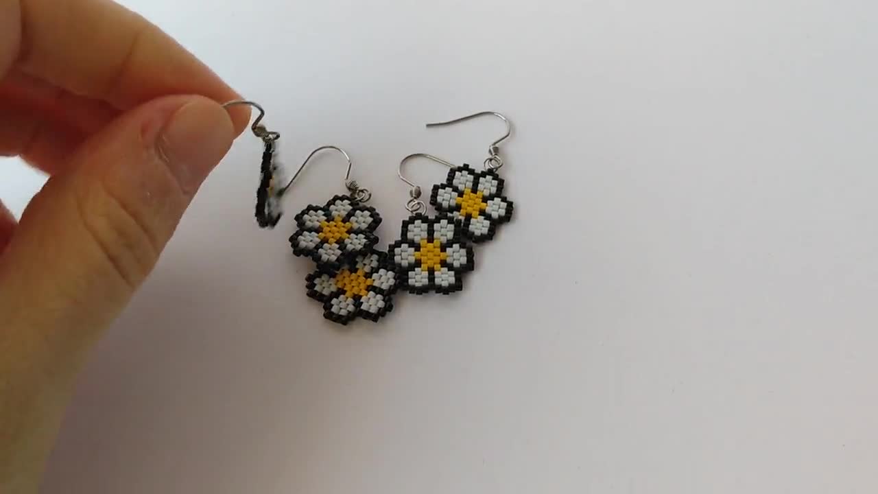 【Mikshimai】DAISY EARRINGS Tiny Daisy Studs – MishaHawaii