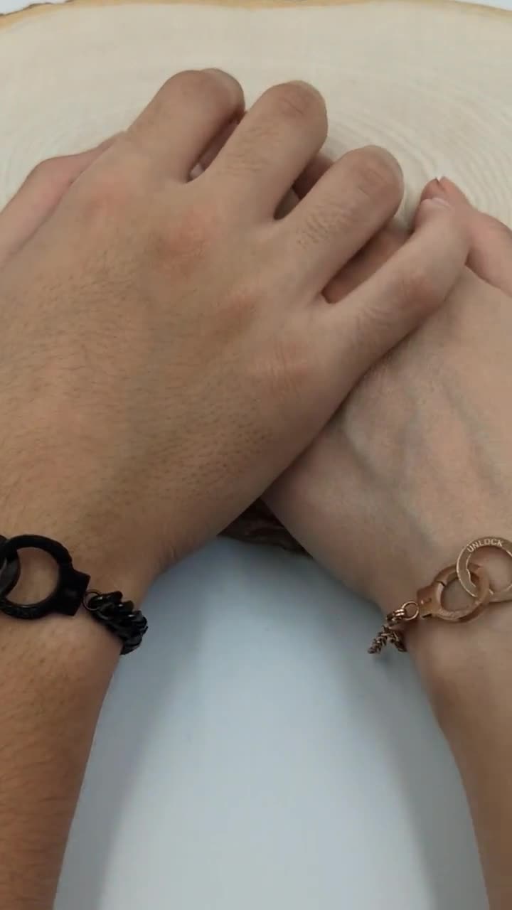 Amazon.com: GIEIWIW 2PCS Handcuff Magnetic Couple Bracelets Set Matching  Bracelets for Couples Friendship Bracelets Relationship Partner in  Crime（Round）: Clothing, Shoes & Jewelry