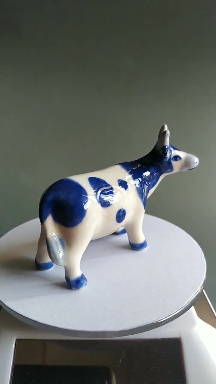 手描きの青と白の陶器の牛の置物、マントルピースや棚に飾る魅力的な