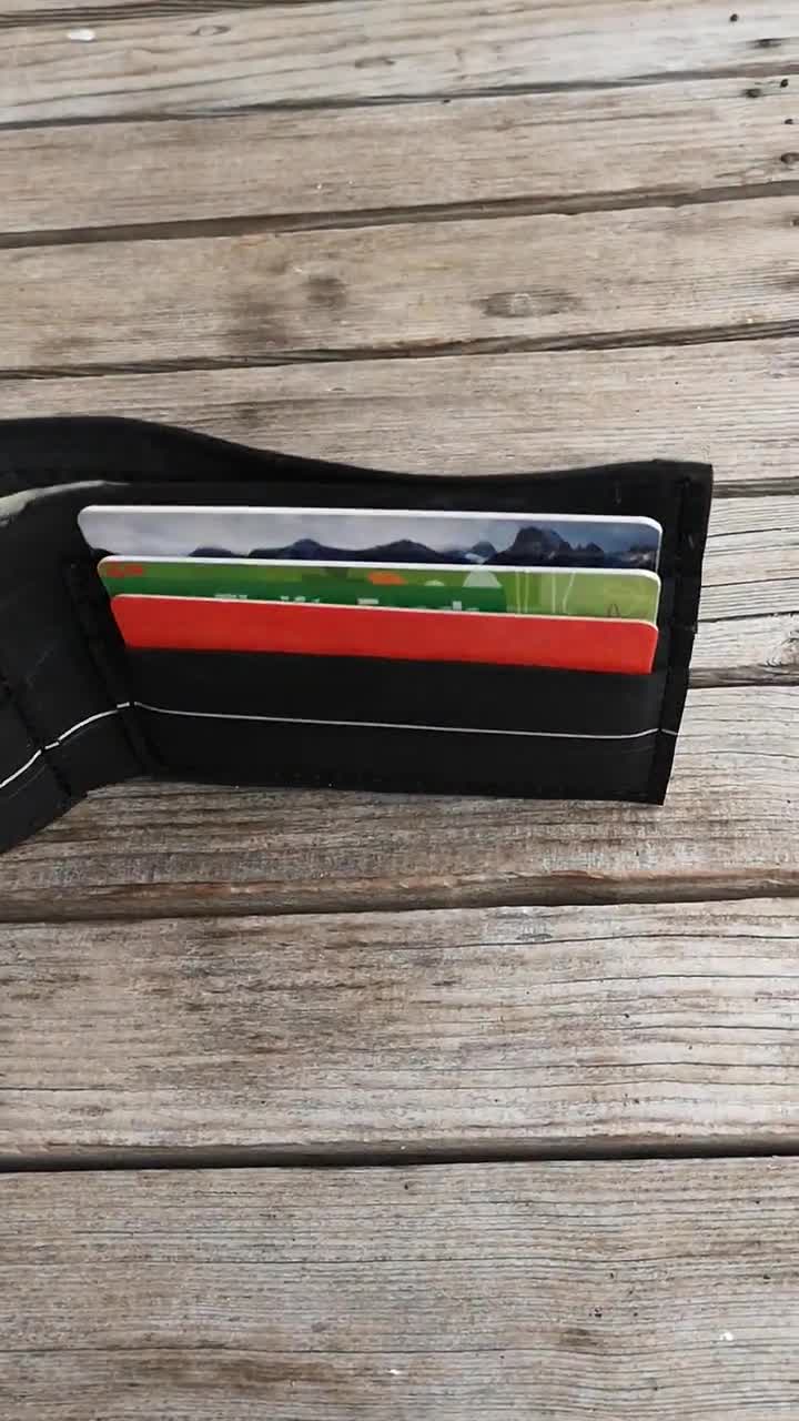 Cartera hecha con cámara de bicicleta reciclada - Cartera ecológica negra - Moda masculina - Cartera de viaje - Cartera minimalista video poster