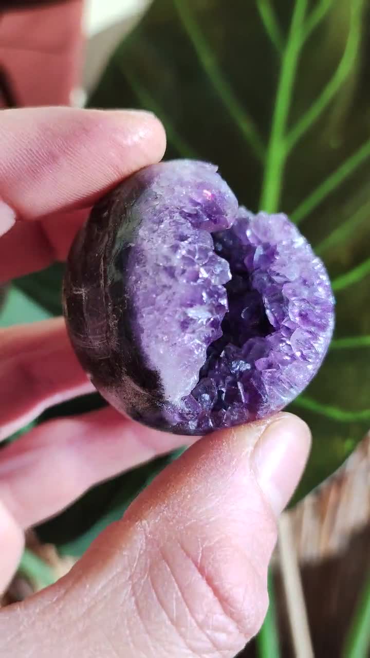 Sfera di geode di ametista Decorazione di pietre preziose magiche