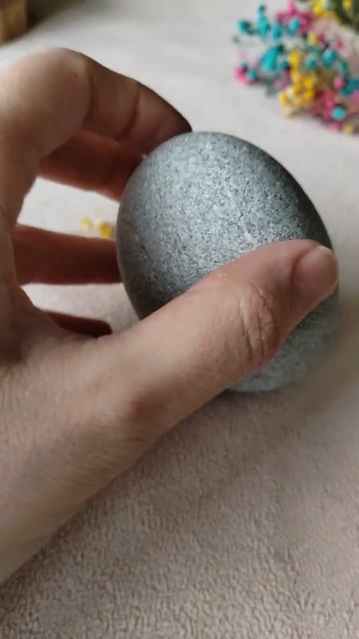 直径7～8cm、丸い石、灰色の卵形の海石、マンダラに適した丸い石