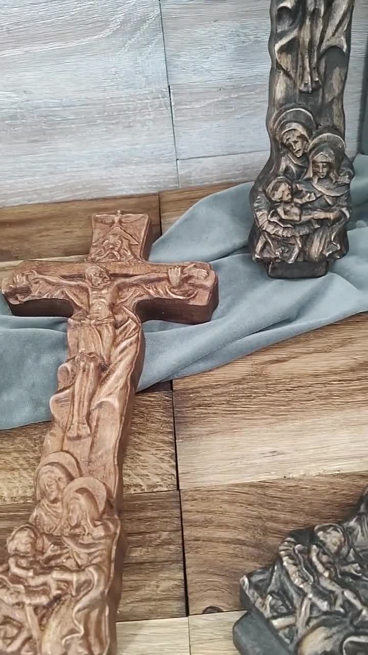 Crocifisso da parete moderno su tavola in legno wengè
