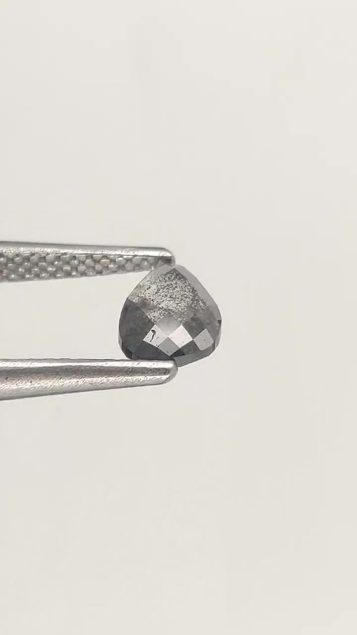 0.67カラット、7.7 x 4.9 x 2.1 mm、天然ラスティック