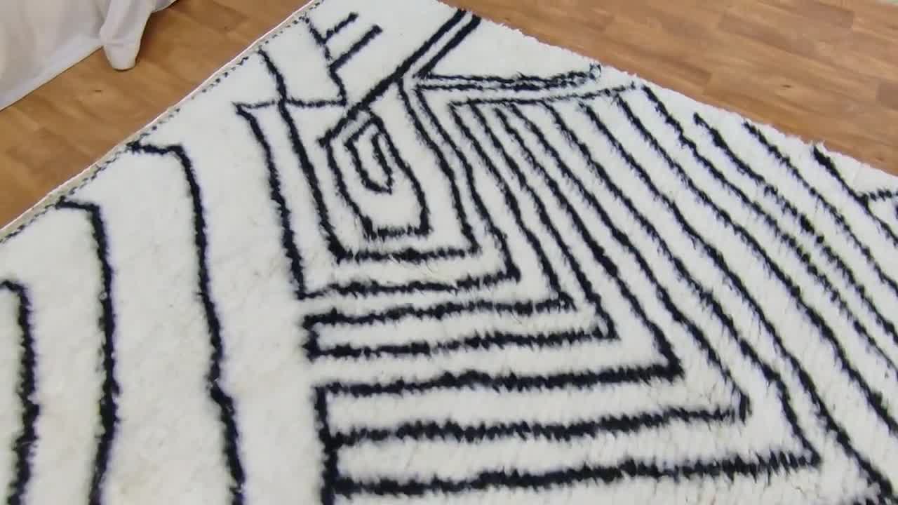 ハンドメイドのモロッコ製ブージャードラグ - 黒と白の抽象的な