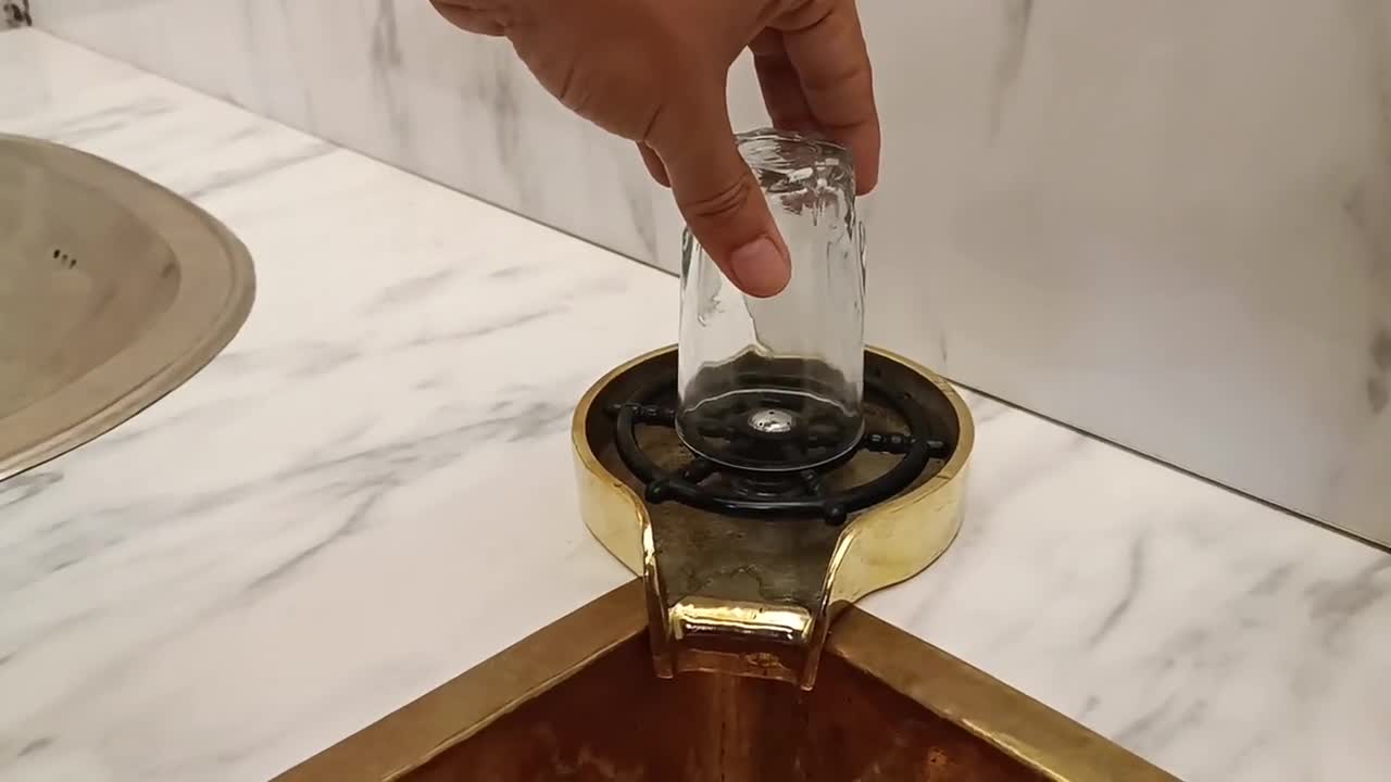   Massives Messingglas für Spülbecken - handgefertigt video poster