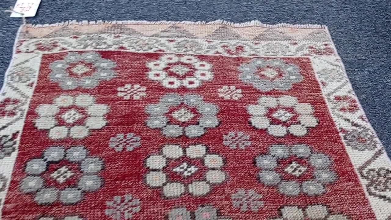 レッドアナトリアンエリアラグ：2.5x3.8インチのヴィンテージトルコ