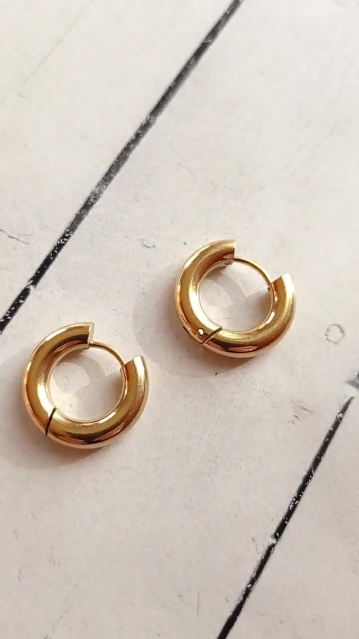 Steeltime Orecchini Huggie In Acciaio Inossidabile Placcato Oro 18K, Larghezza 4 Mm, Cerchi Piccoli Ipoallergenici, Senza Pietre, Con Sacchetto In Velluto