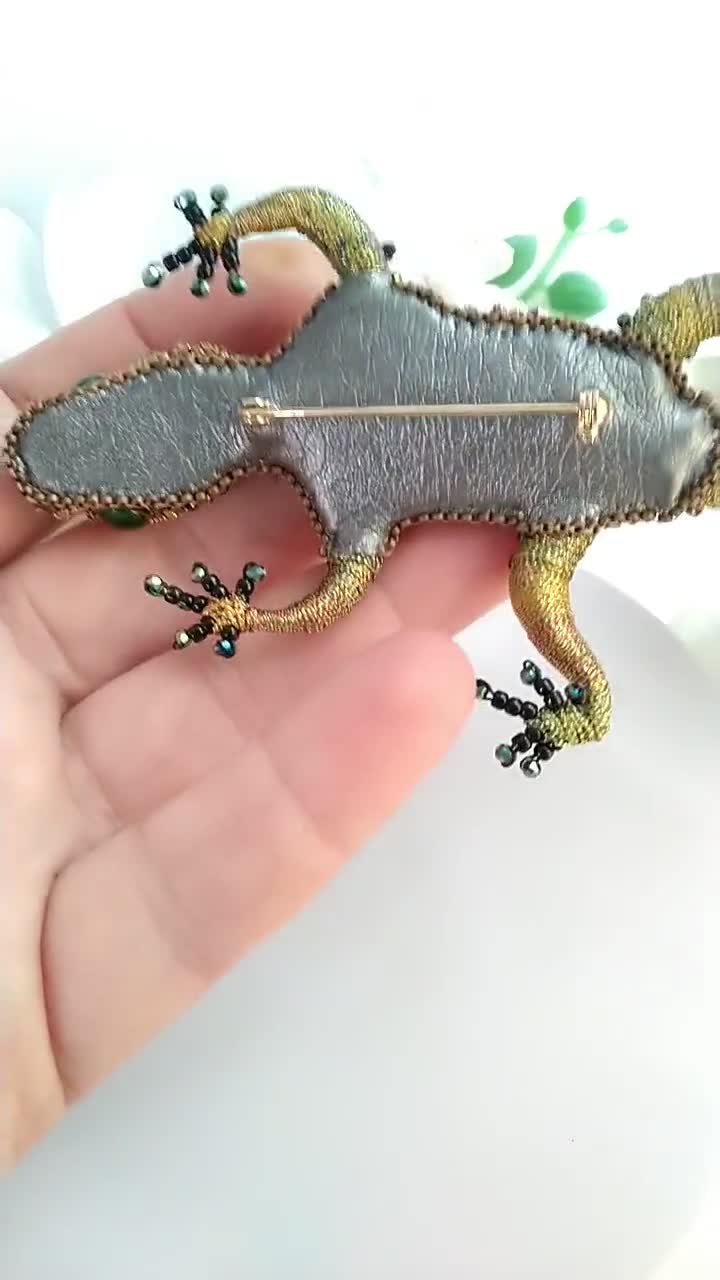トカゲの刺繍ブローチ 爬虫類ジュエリー トカゲのピンアート 自然の