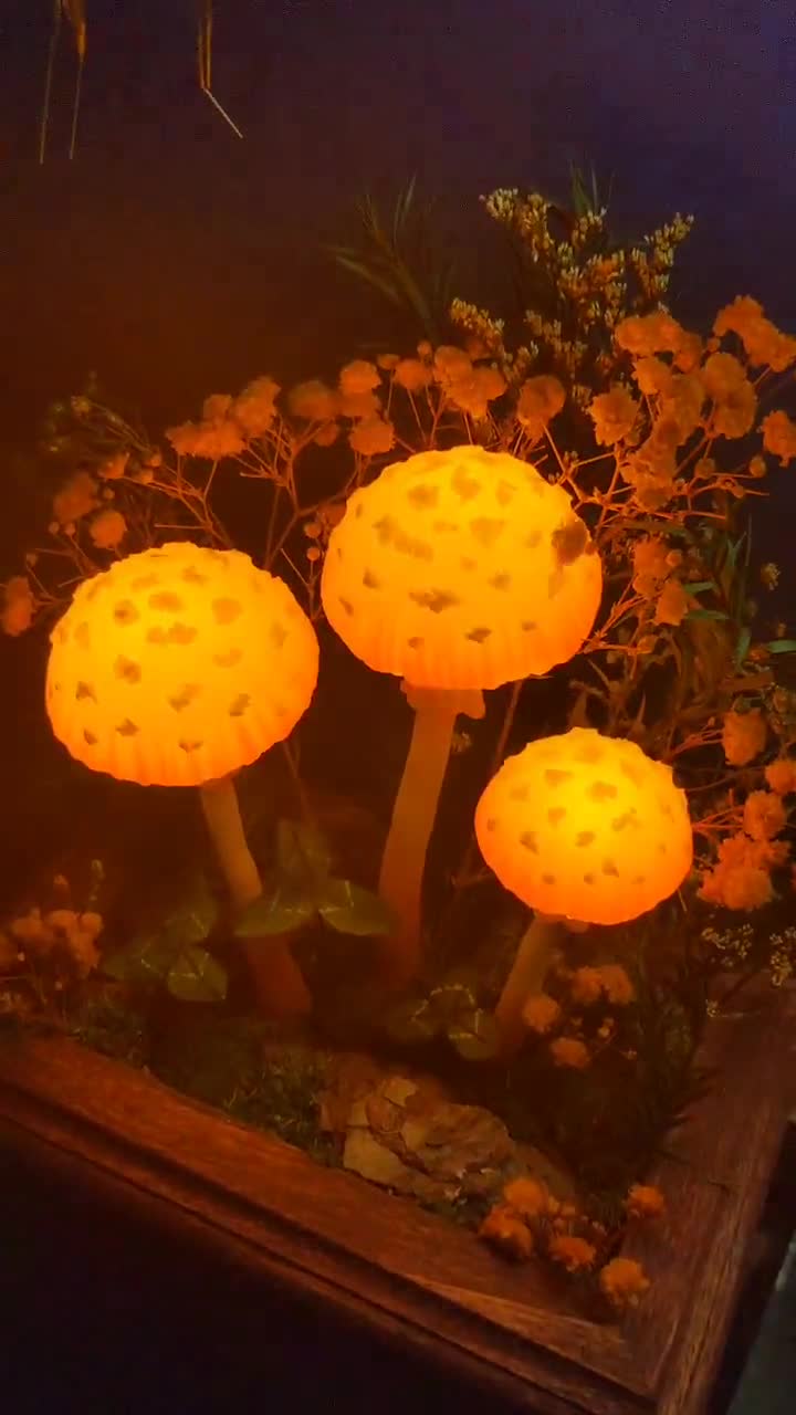 オレンジ色のキノコのナイトライト：光るキノコランプ、妖精の森