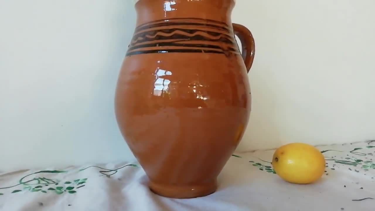 茶色の陶器の原始的な容器の水差し、アンティークの陶器のポット 茶色の陶器の原始的な容器の水差し、アンティークの陶器のポット