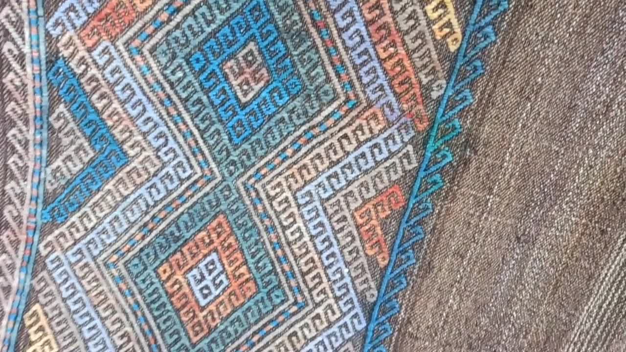 ヴィンテージトルコキリムランナーラグ：刺繍ウール、素朴な