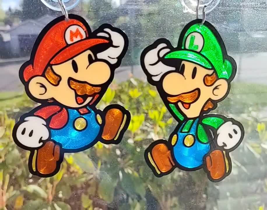 Mario & Luigi inspiriert Suncatcher Ornament Fensterhänger Glasmalerei-Stil video poster
