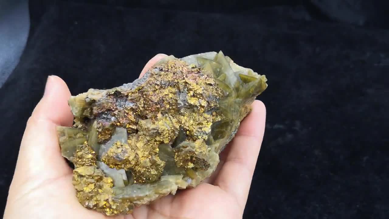 黄銅鉱 95 mm 365 g 光沢のある金色の黄銅鉱と菱鉄鉱、中国産天然鉱物標本