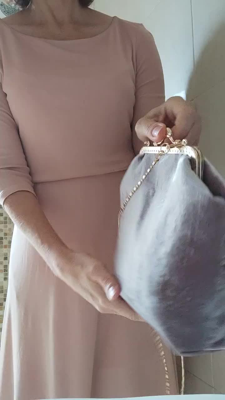 Bolso de terciopelo con cierre de beso: bolso de mano con cuentas, bordado a mano e inspirado en Klimt video poster