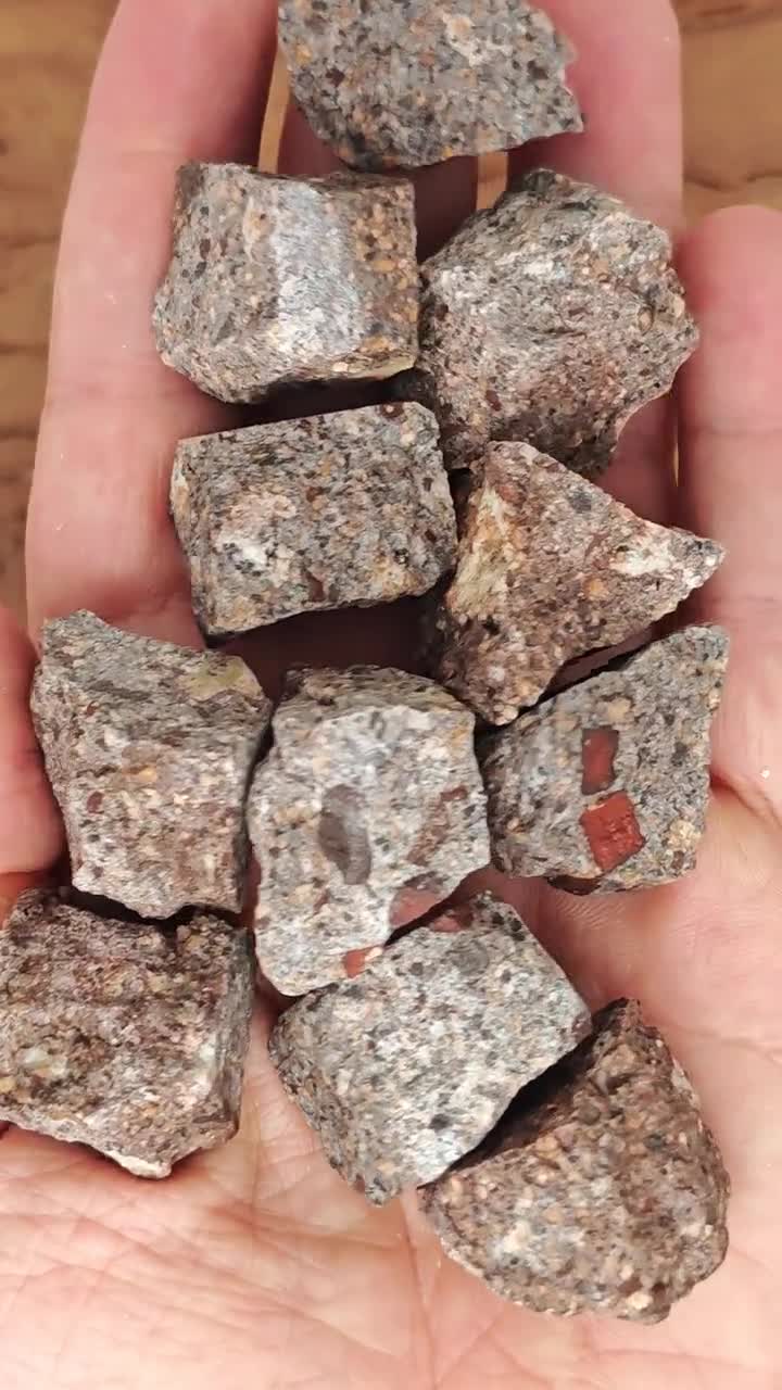 火山角礫岩原石 - 火山角礫岩原石 - 岩石 - バルク結晶 - Etsy 日本