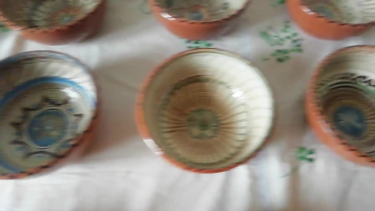 ヴィンテージの伝統的なルーマニアの手作り粘土ボウル。使用または装飾