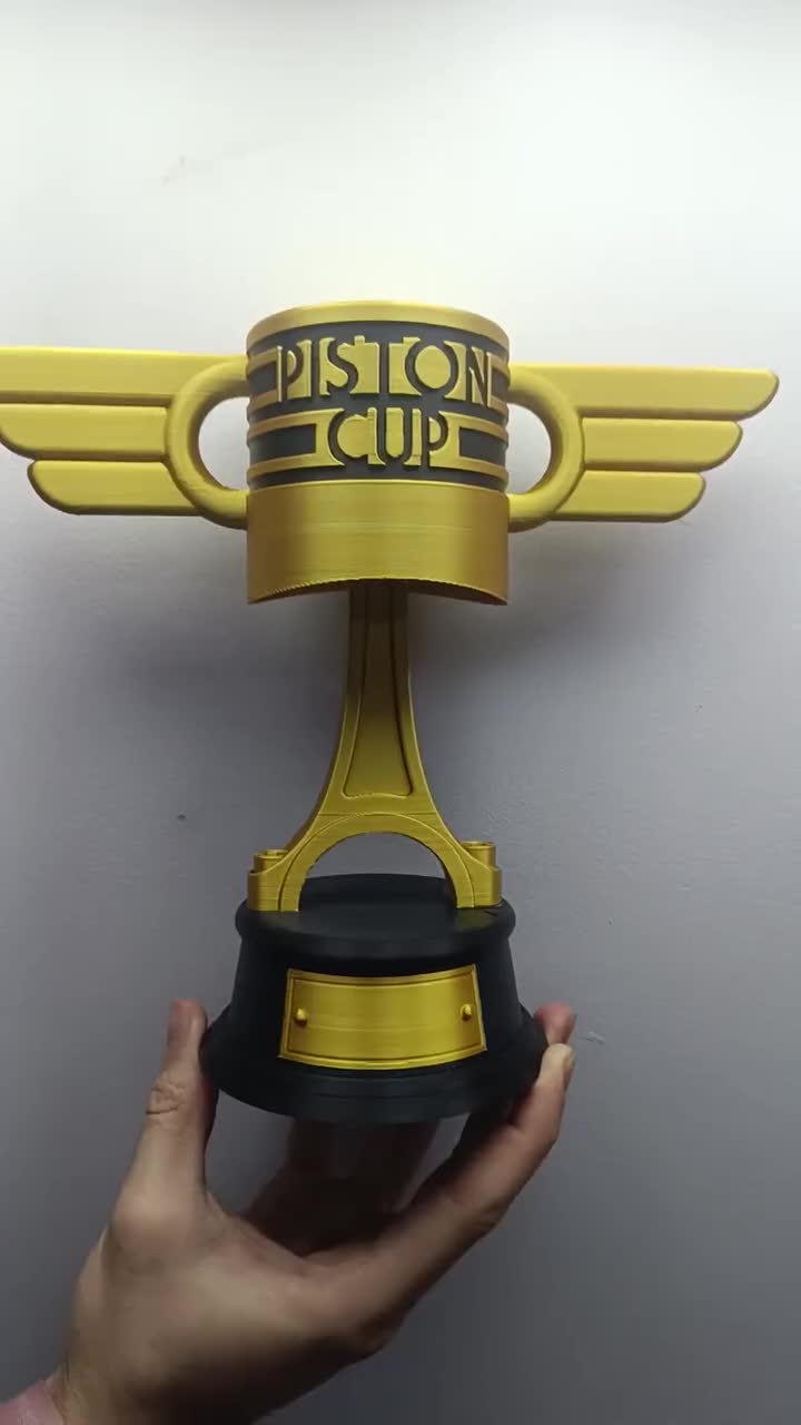 Piston Cup トロフィー ゴールド カーズ　カリフォルニアディズニー Piston Cup トロフィー ゴールド カーズ カリフォルニア