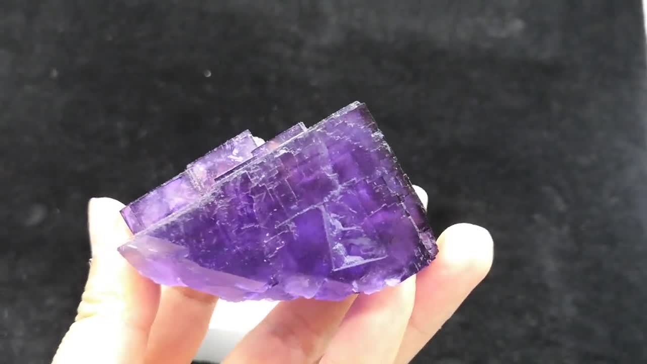 212g 58 mm 見事な新発見 マトリックスのような紫色の大きな蛍石結晶