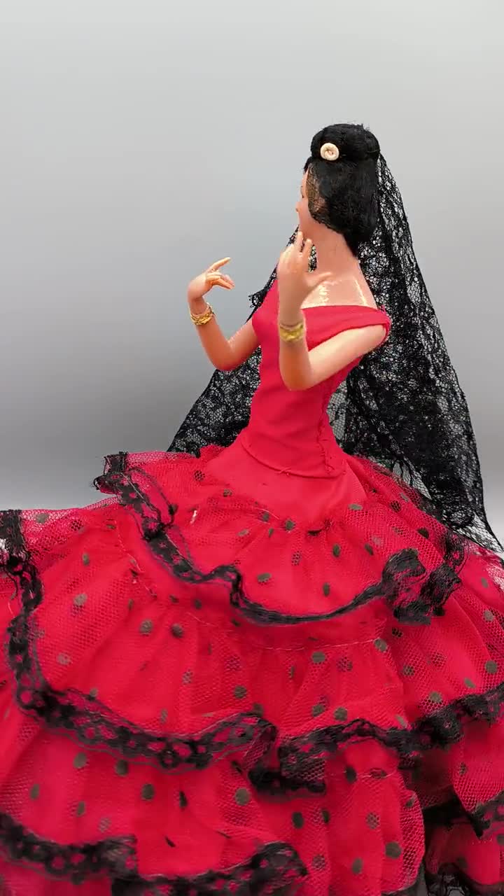 赤いドレスに黒いドレスを着たヴィンテージのマリン・チクラナ人形