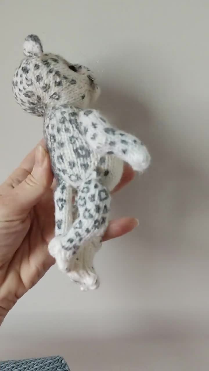 ぬいぐるみのユキヒョウ。かわいいおもちゃのユキヒョウ。編み人形の