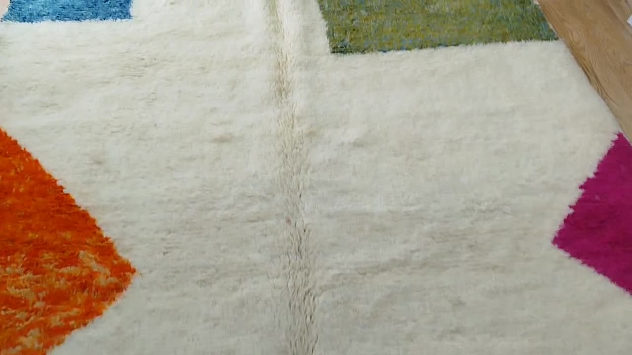 はるページです。 カラフルな抽象的なモロッコラグ、手作りウールベルベルカーペット