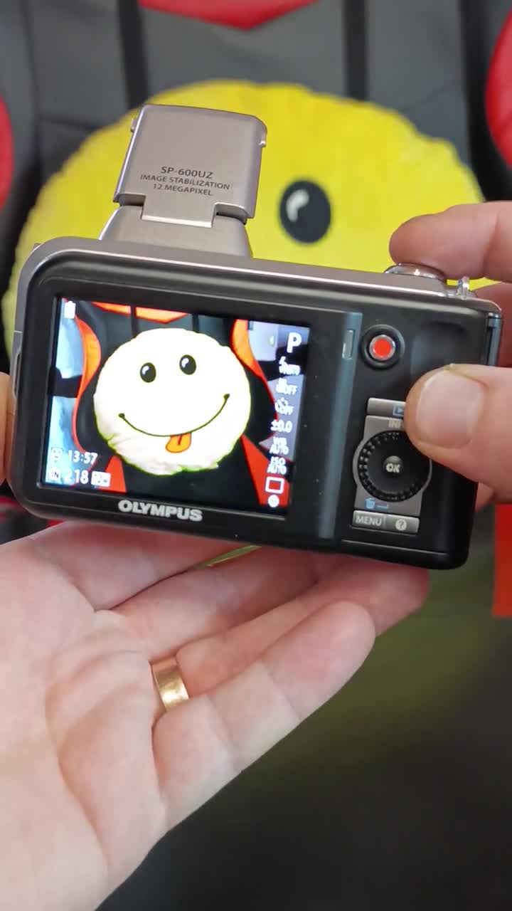オリンパス SP-600UZ: シルバー 12.0MP デジタルカメラ (新カメラ