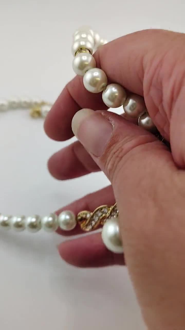メッキ　アクセサリー　MONET パール Vintage Monet Faux Pearl Necklace: Rhinestone Chevron Drop