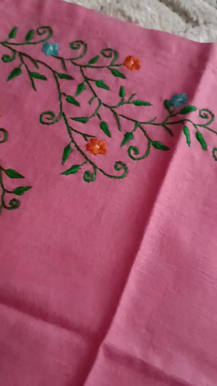 手刺繍のピンクのテーブルクロス：花柄のつる模様の手縫いリネン