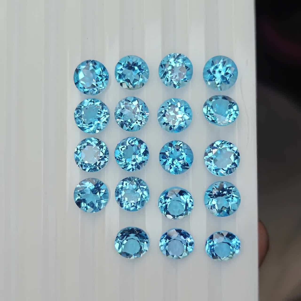 天然スイスブルー トパーズ 19 個セット、30 カラット、ラウンド