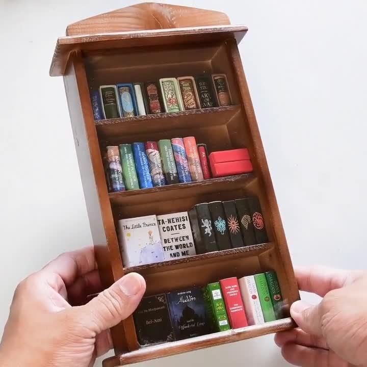 Libreria in legno in micro miniatura per casa delle bambole con pannello  scorrevole in vetro acrilico adatto per libri in scala 1:6 e più piccoli -   Italia
