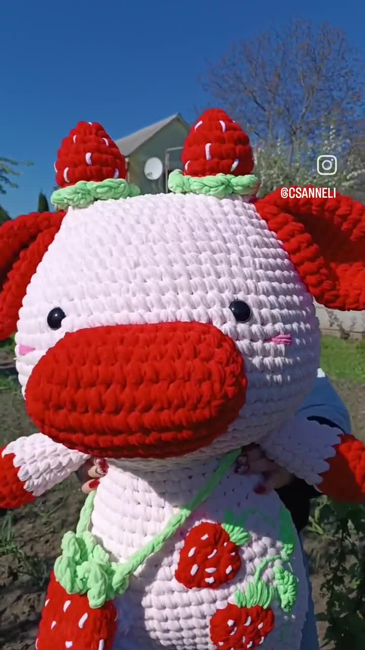 巨大かぎ針編みいちご牛ぬいぐるみ：ジャンボあみぐるみおもちゃ