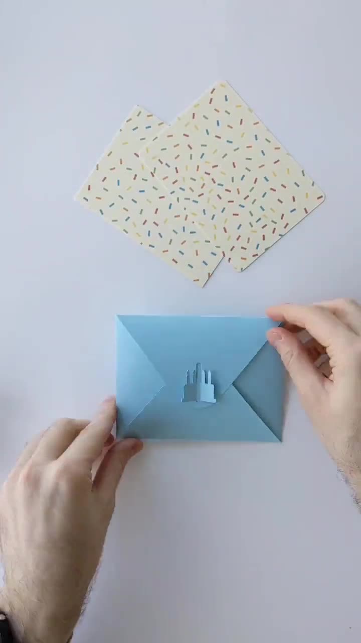 Modello di busta di compleanno fai-da-te / A2 5,75 x 4,38 o scalabile /  Idea di compleanno unica, carte regalo / torta di compleanno amichevole  Cricut -  Italia