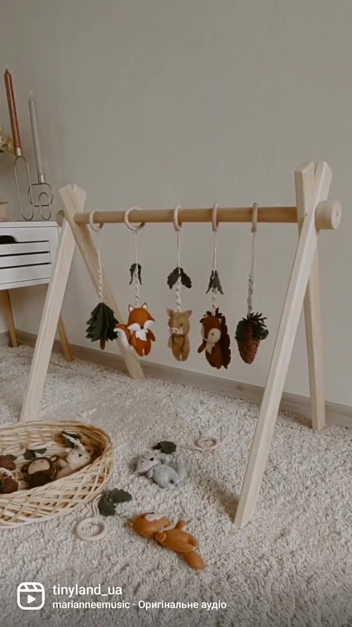 Golener Gimnasio de madera para bebés con 6 juguetes de actividad infantil,  barra colgante de marco plegable, centro de actividades para niños