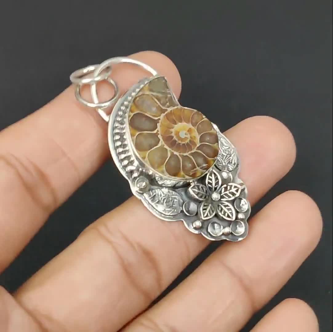 アンモナイトの化石ペンダント：ハンドメイド925スターリングシルバー