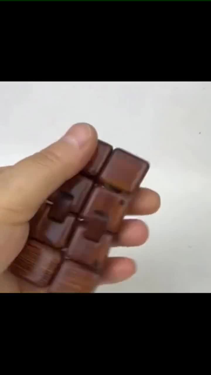 Cubo infinito de madera personalizado hecho a mano, juguete antiestrés, ecológico y sensorial, ideal para personas con autismo, viajes y como regalo. video poster
